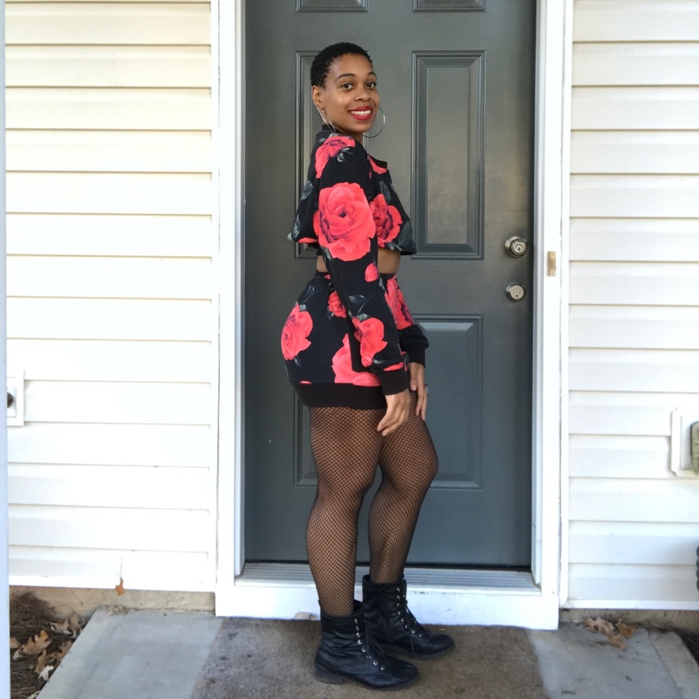 Red Roses 🌹 2 Piece Sweater Set - Picture 4 of 4